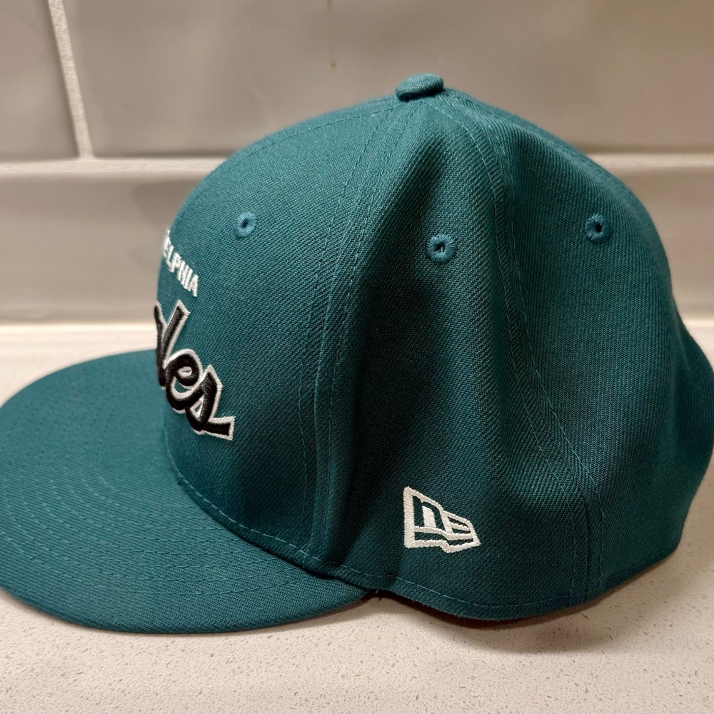 Philadelphia Eagles baseball hat. New Era SnapBack. Never worn! - Picture 2 of 4